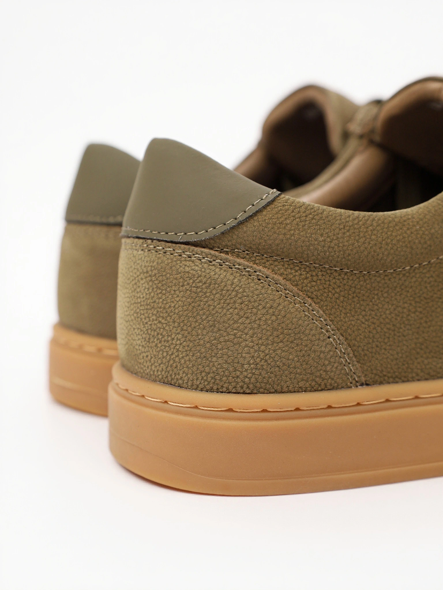 Кеды зеленого цвета на низкой подошве